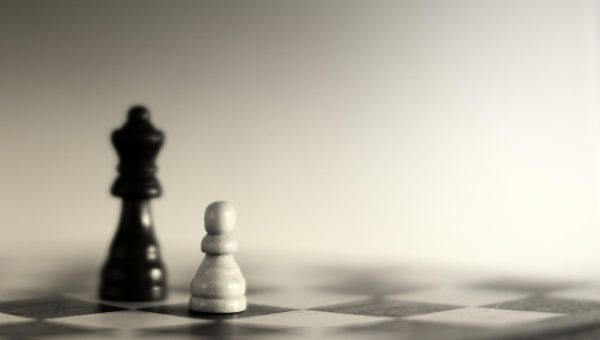 少女前线游戏主界面截图，展示战术人形列队准备出击的战前画面，粉色主题UI风格温柔而精致